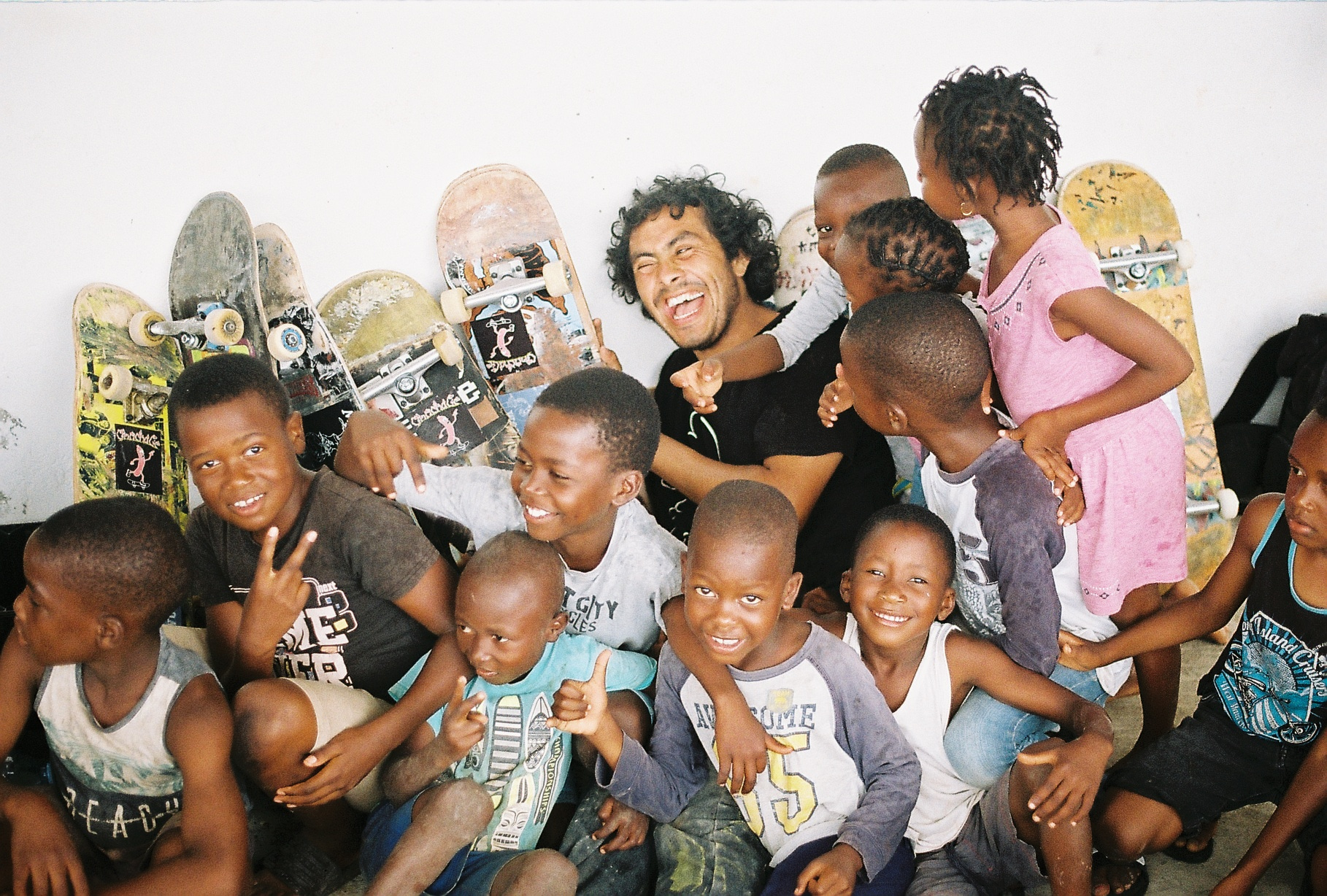 Fotograf a zakladatel neziskové organizace Skate World Better Martin Loužecký s africkými dětmi.