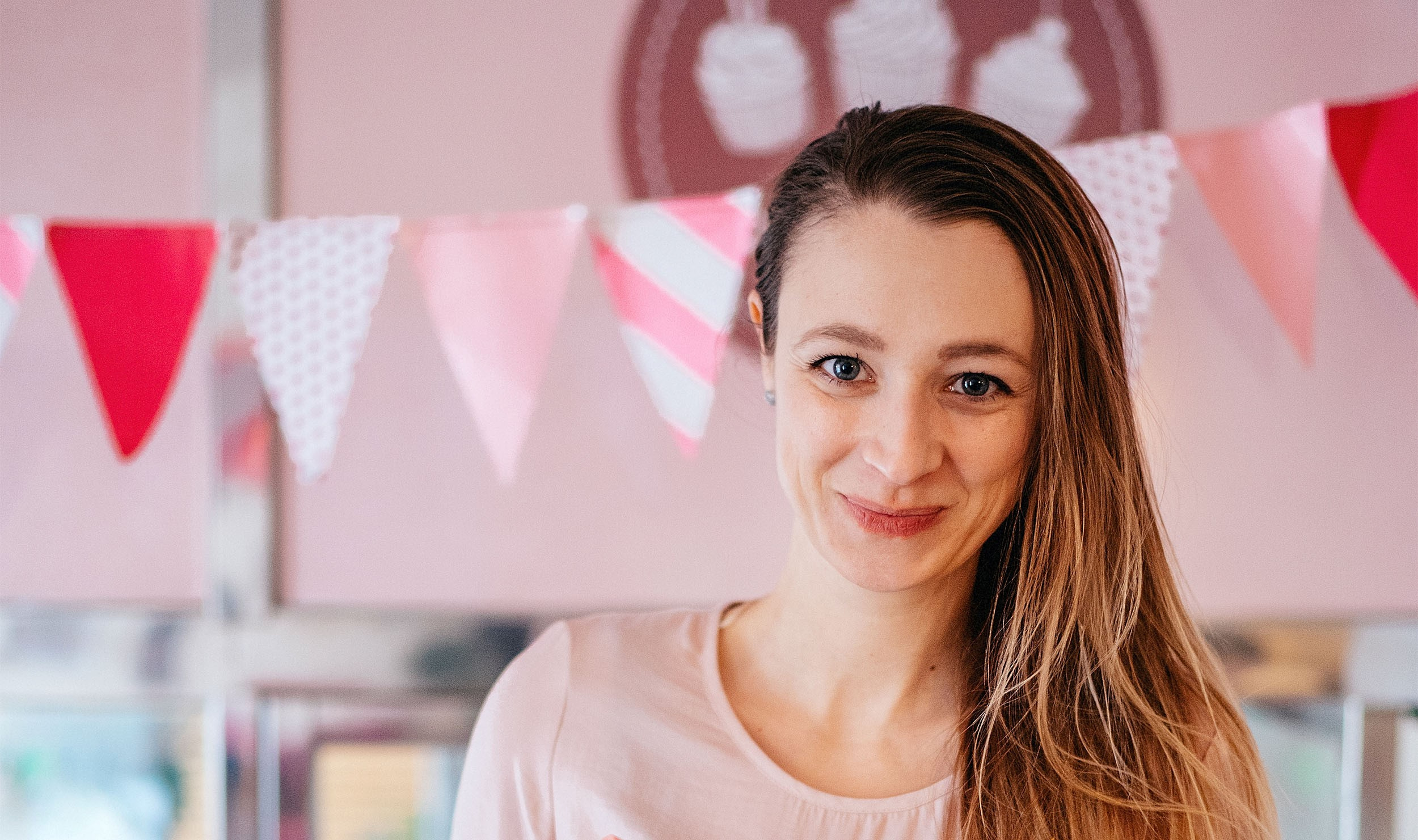 Lenka Hnidáková provozuje obchod a eshop s cupcaky Lelí’s cupcakes, vydala také knížku Velký sen o malém dortíku.