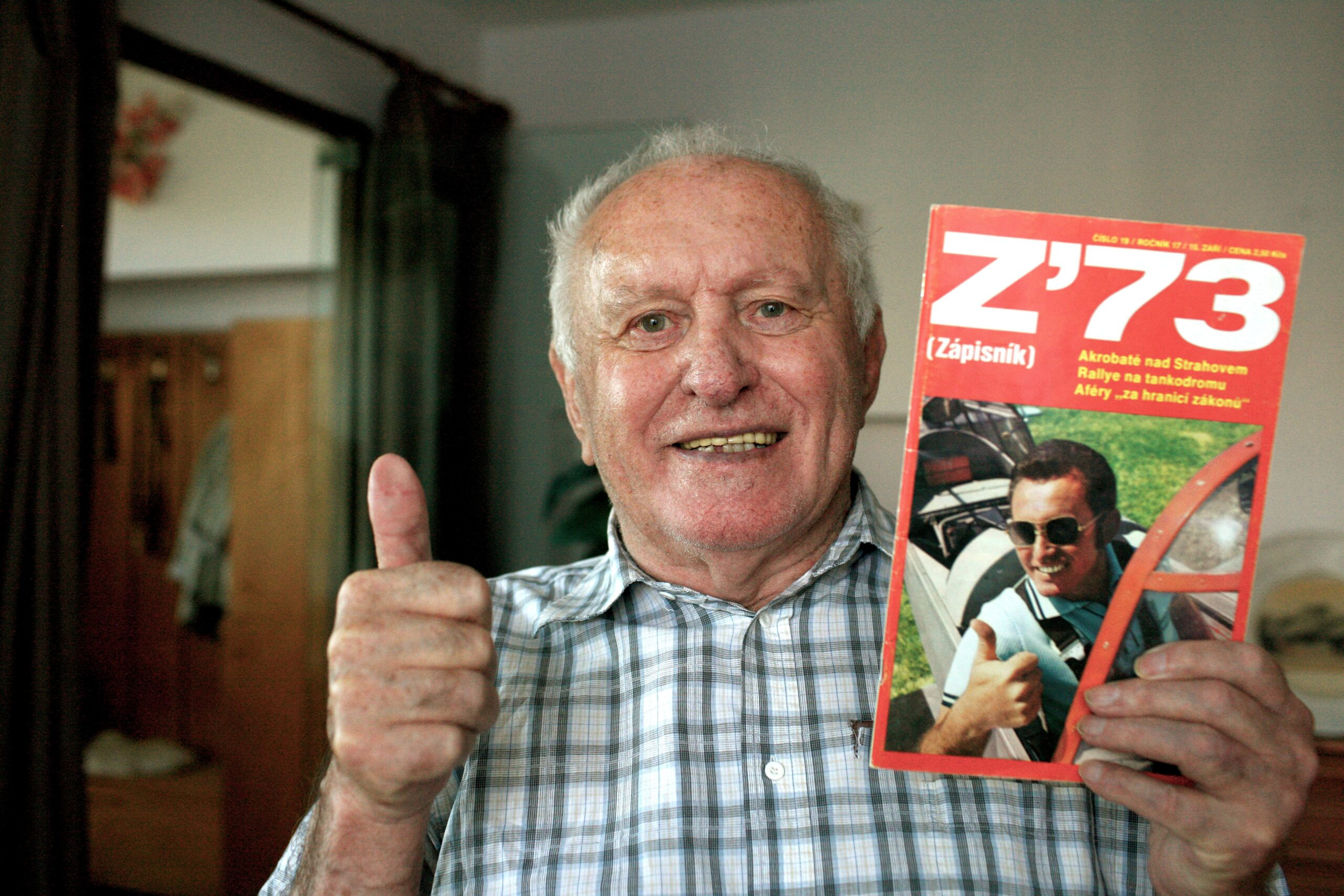 Na titulní straně časopisu Zápisník byl pilot Jiří Tlustý v roce 1973. Fotografie byla pořízena téměř padesát let poté.